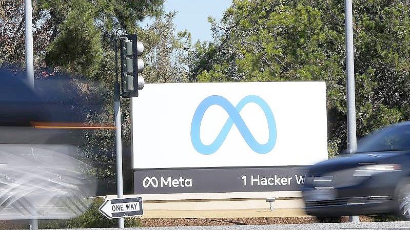 Ein Meta-Zeichen in der Unternehmenszentrale in Menlo Park. Der Facebook-Konzern gibt sich einen neuen Namen. Foto: Tony Avelar/AP/dpa