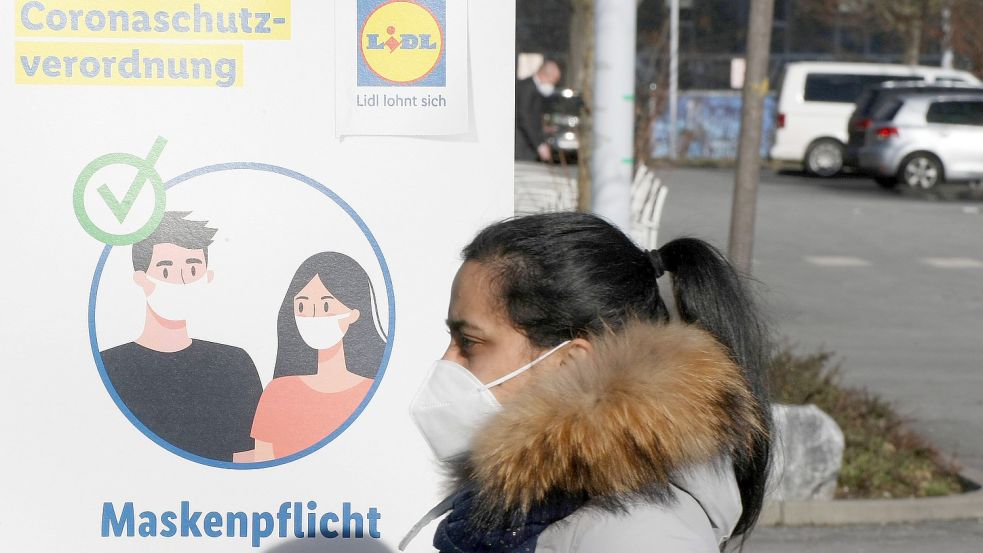 Beim Einkaufen bei Lidl, Aldi und Co. gelten noch immer Hygieneregeln. Foto: imago images/IPA Photo