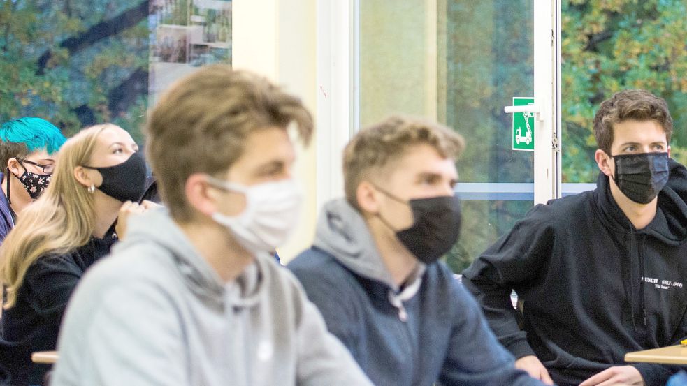 Für die Schüler weiterführender Schulen in Niedersachsen gilt weiterhin eine Maskenpflicht im Unterricht. Archivfoto: DPA