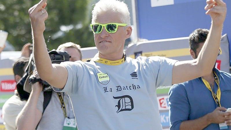 Der russische Geschäftsmann Oleg Tinkoff nach einem Sieg seines Teams bei der 11. Etappe der Tour de France 2016. Tinkoff muss wegen vorsätzlich falsch eingereichter Steuererklärungen in den USA mehr als 500 Millionen US-Dollar zahlen. Foto: Kim Ludbrook/EPA/dpa