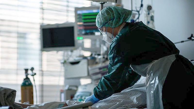 Am Freitag wurden 1808 Corona-Patienten auf den Intensivstationen verzeichnet. Foto: Fabian Strauch/dpa