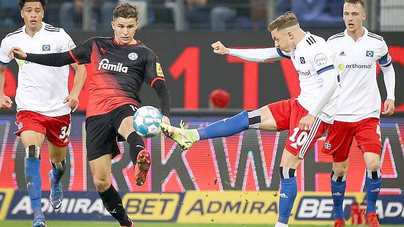 Torschützen unter sich: HSV-Profi Sonny Kittel (r) und Kiels Benedikt Pichler. Foto: Christian Charisius/dpa