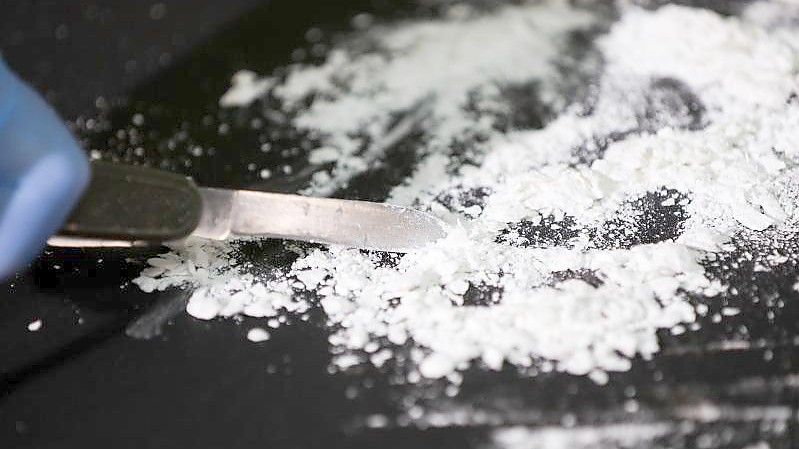 ARCHIV - Ein Hamburger Zollbeamter präsentiert Kokain aus einem großen Kokainfund, der im Rahmen einer Pressekonferenz vorgestellt wird. Foto: Christian Charisius/dpa
