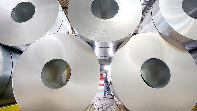 Coils aus CO2-reduziertem Stahl werden während einer Pressekonferenz zum "bluemint Steel" bei ThyssenKrupp gezeigt. Die USA haben sich nach eigenen Angaben mit der EU auf ein Abkommen zu dem jahrelangen Streit um amerikanische Sonderzölle auf Stahl- und Aluminiumimporte verständigt. Foto: Roland Weihrauch/dpa