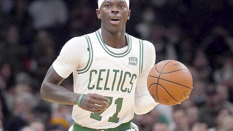 Musste mit den Boston Celtics eine Niederlage hinnehmen: Deutschlands Basketball-Star Dennis Schröder. Foto: Charles Krupa/AP/dpa