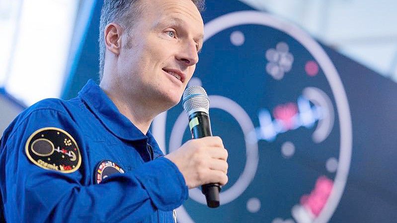 Matthias Maurer, deutscher Astronaut, spricht bei einer Pressekonferenz im Europäischen Astronautenzentrum (EAC) der ESA vor seinem Start der Mission „cosmic kiss“ zur Internationalen Raumstation ISS. Foto: Rolf Vennenbernd/dpa