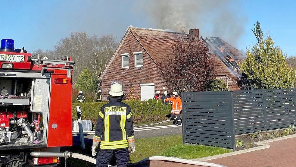 Der Dachstuhl brennt. Mehrere Feuerwehren sind im Einsatz. Foto: Holger Janssen