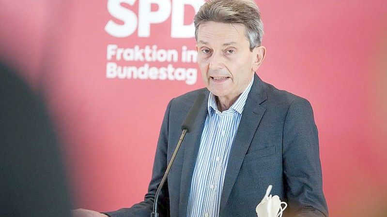 Rolf Mützenich, Vorsitzender der SPD-Bundestagsfraktion, gibt ein Pressestatement vor der Fraktionssitzung seiner Partei im Bundestag. Foto: Kay Nietfeld/dpa