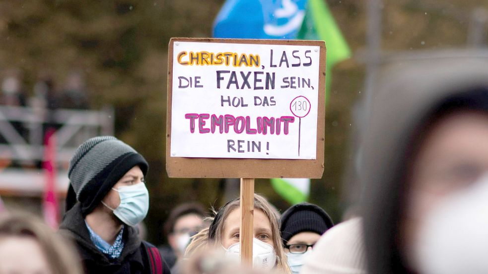 Es überrascht nicht, dass die Fridays-For-Future-Bewegung für ein Tempolimit ist. Doch auch die Mehrheit der Deutschen halten die Maßnahme für sinnvoll. (Symbolbild) Foto: Imago Images/IPON/Stefan Boness