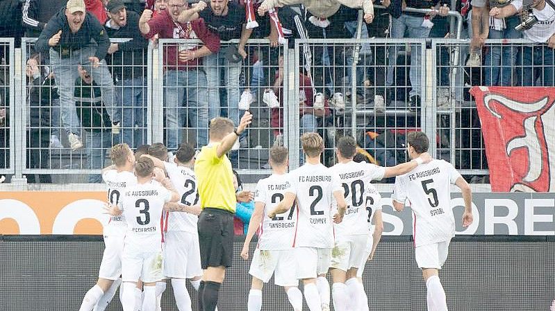 Der FC Augsburg konnte sich überraschend deutlich gegen Stuttgart durchsetzen. Foto: Matthias Balk/dpa