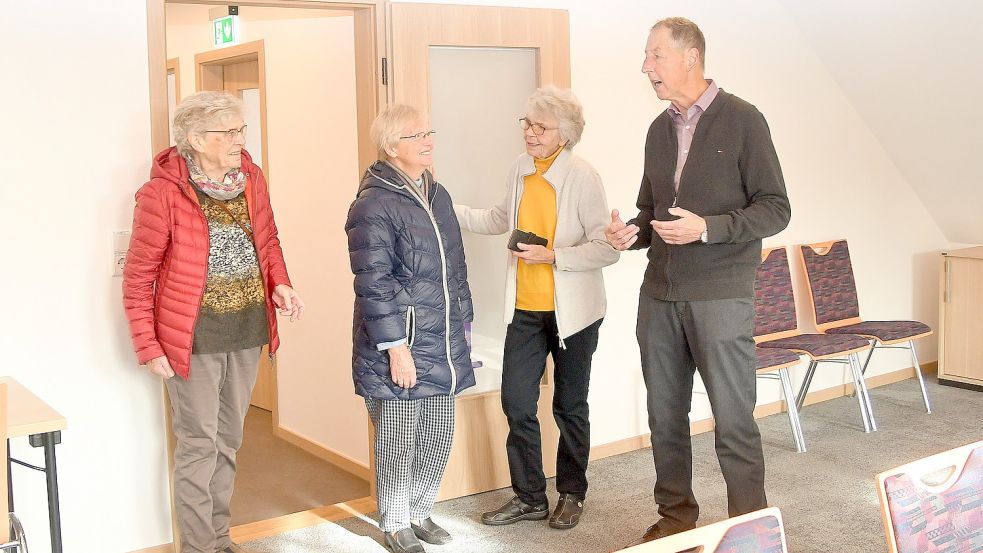 Gerhard Evers, Mitglied im Kirchenvorstand und für die Finanzen zuständig, erklärt das Konfirmandenzimmer. Foto: Gerd-Arnold Ubben