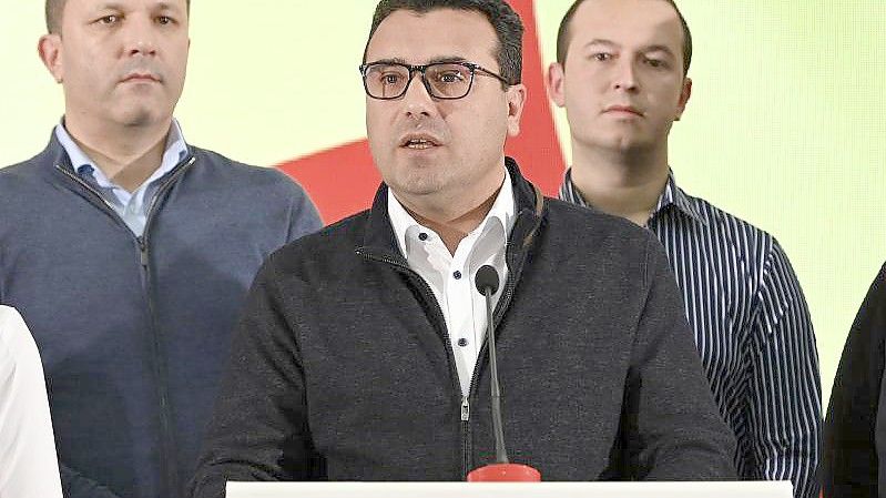 Zoran Zaev (M) bei einer Pressekonferenz in seiner Parteizentrale in Skopje. Der nordmazedonische Ministerpräsident ist nach der Niederlage bei einer landesweiten Kommunalwahl zurückgetreten. Foto: Uncredited/AP/dpa