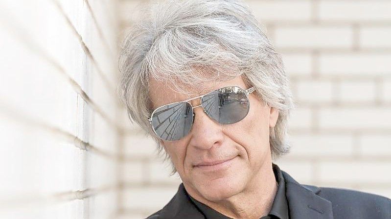 Jon Bon Jovi musste wegen einer Coronavirus-Infektion ein Konzert in Miami Beach abgesagen. Foto: Drew Gurian/Invision/AP/dpa