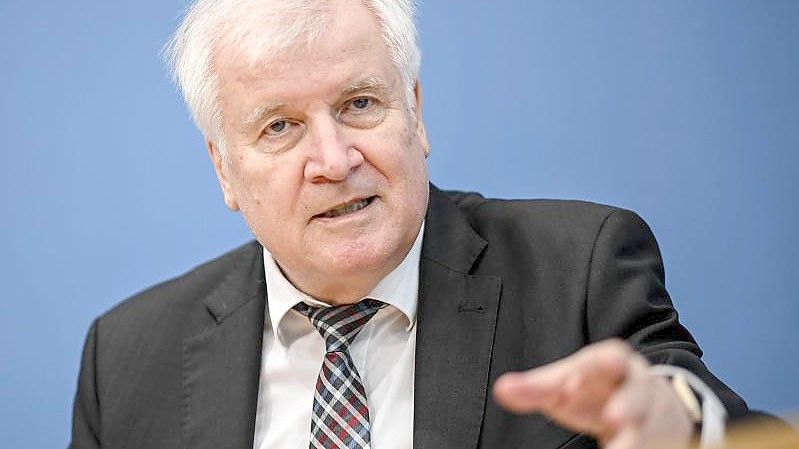 Horst Seehofer (CSU), Bundesinnenminister, spricht bei einer Pressekonferenz zum Thema Migration. Foto: Britta Pedersen/dpa-Zentralbild/dpa