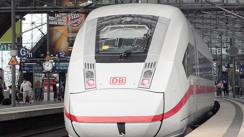 Ein ICE steht an einem Bahnsteig im Berliner Hauptbahnhof. An die Deutsche Bahn und andere Branchenunternehmen fließt nach den Einbußen in der Corona-Pandemie nun milliardenschwere Hilfe. Foto: Carsten Koall/dpa