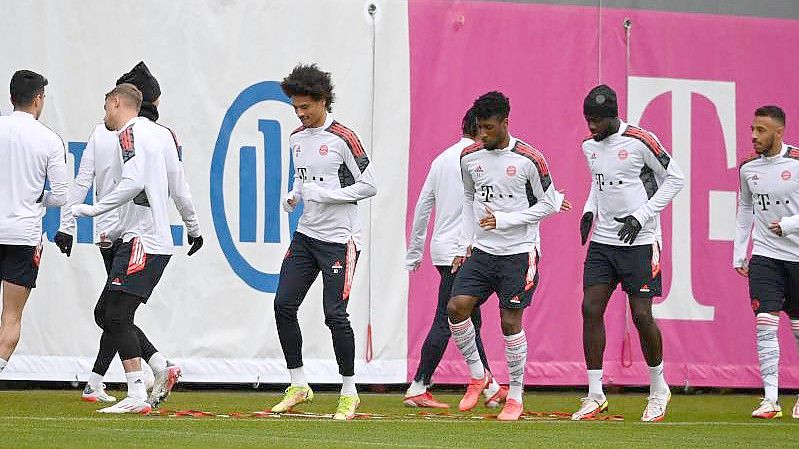 Noch ohne Trainer Julian Nagelsmann absolvierten die Bayern-Profis ihr Abschlusstraining zum Spiel gegen Benfica Lissabon. Foto: Sven Hoppe/dpa