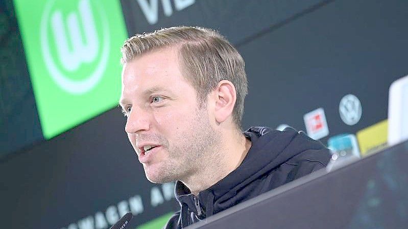 Kann gegen Salzburg wieder auf Torjäger Wout Weghorst zurückgreifen: Wolfsburg-Coach Florian Kohfeldt. Foto: Hauke-Christian Dittrich/dpa