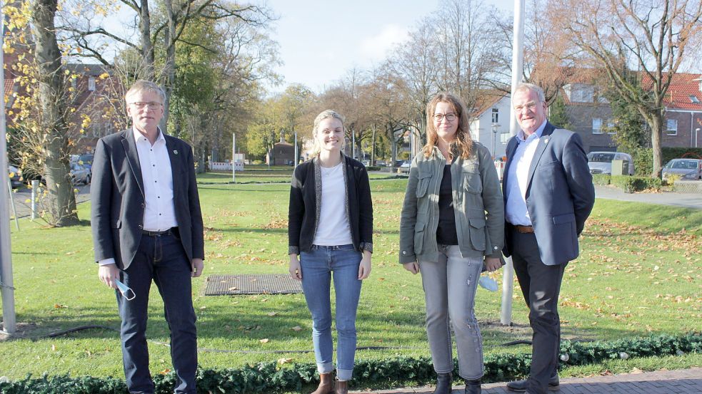 Bürgermeister Horst Feddermann (links) und Johann Stromann (von rechts) stellten die neuen Mitarbeiterinnen Vicki Janssen und Dr. Katharina Heidtmann vor. Foto: Karin Böhmer
