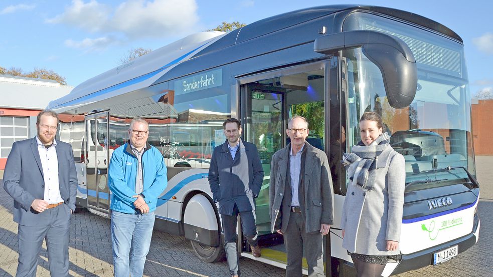 Sie stellten am Montag den Elektro-Test-Bus vor (von links): Jens Buß (Geschäftsführer Kreisbahn Aurich), Michael Voet (Herstellerfirma Iveco), Kreisrat Sebastian Smolinski, VEJ-Geschäftsführer Tilli Rachner und Projektleiterin Sandra Schellenberg.Foto: Aiko Recke