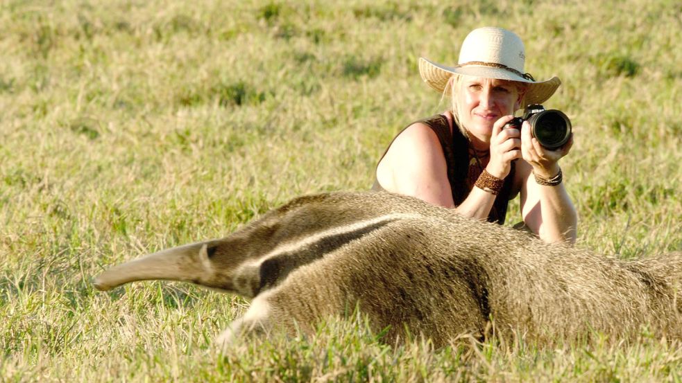 Manche Ameisenbären kennt Verhaltensforscherin Lydia Möcklinghoff schon seit vielen Jahren. Es ist dann immer so, als würde man eine alte Bekannte treffen. Foto: NDR/NDR Naturfilm/Doclights GmbH