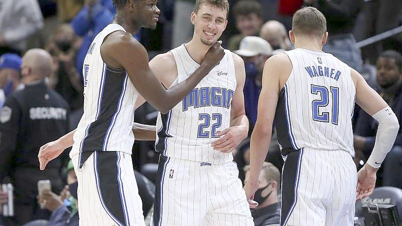 Mo Bamba (5) von den Orlando Magic feiert mit seinem Teamkollegen Franz Wagner (22) nach dem 115:97-Sieg ihres Teams gegen die Minnesota Timberwolves. Foto: Stacy Bengs/AP/dpa