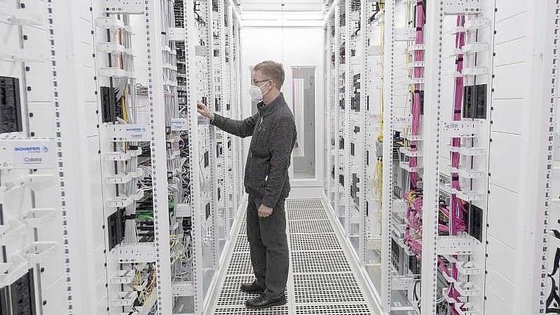 Ein Techniker arbeitet an den Servern im ersten 5G „Standalone“-Standort von Vodafone in Frankfurt. Foto: Boris Roessler/dpa