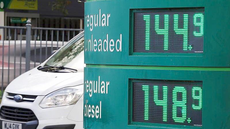 Eine elektronische Anzeigetafel zeigt Kraftstoffpreise an einer Tankstelle von M&S BP. Foto: ---/PA Wire/dpa