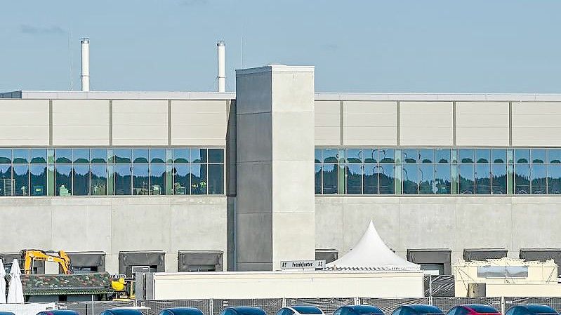 Neue Elektrofahrzeuge der Marke Tesla stehen auf dem Baugelände der Tesla Gigafactory östlich von Berlin. Foto: Patrick Pleul/dpa-Zentralbild/ZB