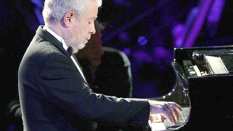 Der brasilianische Pianist Nelson Freire bei einem Konzert 2005 in Cannes. Freire ist im Alter von 77 Jahren in Rio de Janeiro gestorben. Foto: Pascal Guyot/AFP/dpa
