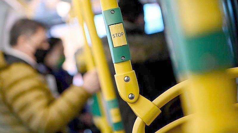 Fahrgäste in einem Bus der Berliner Verkehrsbetriebe. (Archivbild). Foto: Britta Pedersen/dpa-Zentralbild/dpa