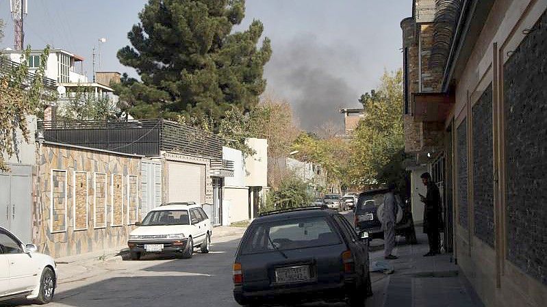 Bei einer Explosion vor einem Militärkrankenhaus in Kabul wurden mehrere Menschen getötet, weitere teils schwer verletzt. Foto: Saifurahman Safi/XinHua/dpa