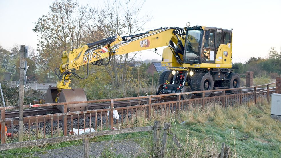 Im Bereich der Brücke bei Hilkenborg werden die Gleise abgebaut. Foto: Ammermann