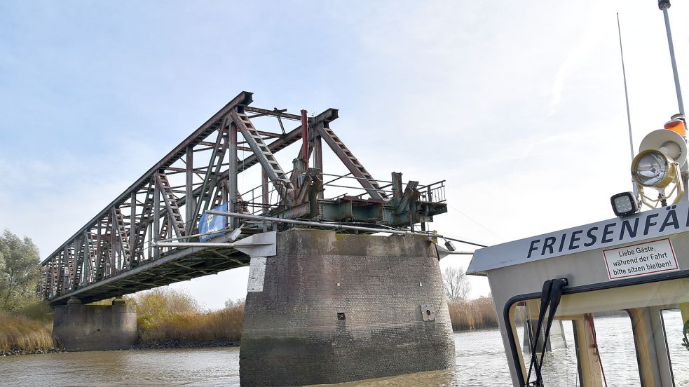 Ein Bild, das es so auch nicht mehr geben wird. Die Friesenfähre fährt an der zerstörten Eisebahnbrücke vorbei. Der Rückbau der Brücke hat begonnen, auch die Pfeiler werden später abgebrochen. Foto: Ammermann