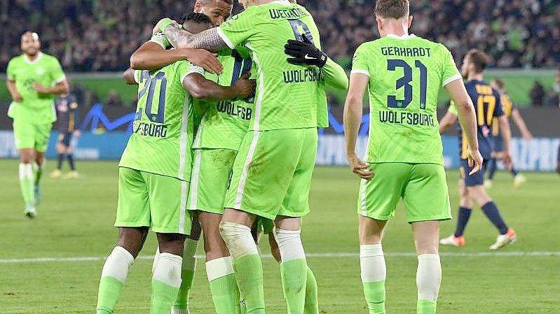 Der VfL Wolfsburg setzte sich gegen Red Bull Salzburg durch. Foto: Swen Pförtner/dpa