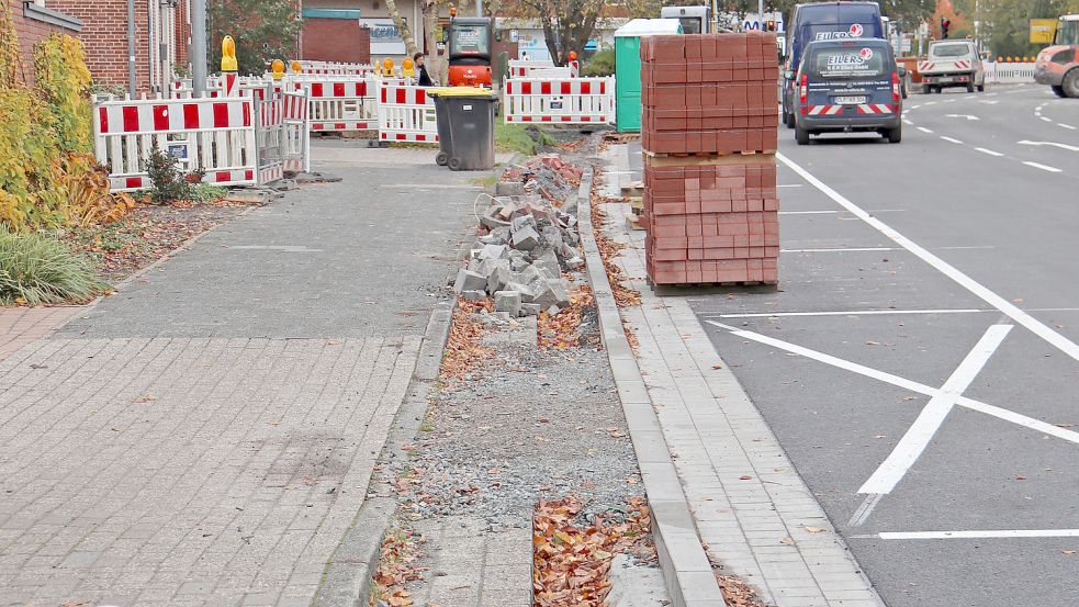Eine zweite Arbeitskolonne soll in dieser Woche beginnen, den westlichen Fußweg zu erneuern. Foto: Heino Hermanns