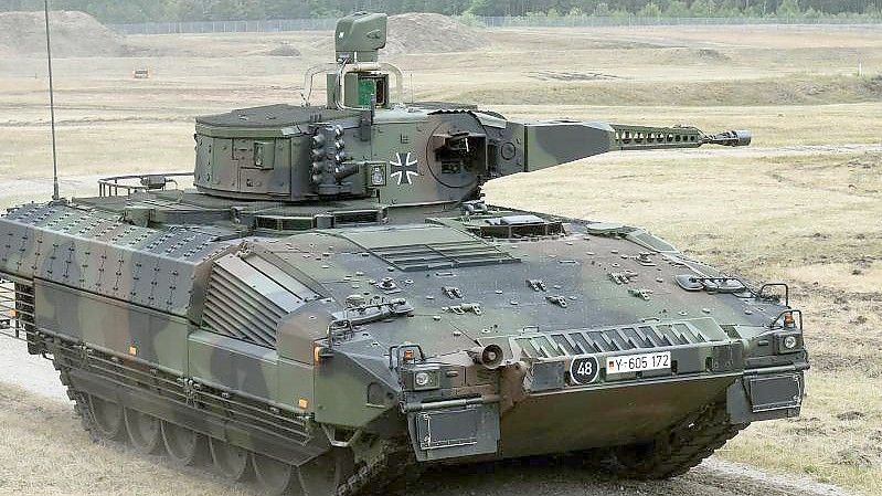 Ein Schützenpanzer vom Typ Puma wird auf dem Erprobungsgelände des Unternehmens Rheinmetall in der Lüneburger Heide vorgestellt. (Archivbild). Foto: Holger Hollemann/dpa