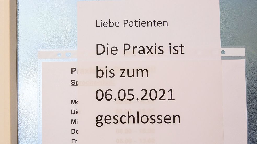 Hinweis an der Eingangstür: Die Praxis im Ärztehaus in der Weststadt ist bis zum 6. Mai geschlossen. Foto: Marco Dittmer