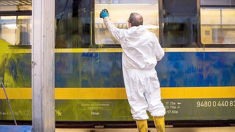 In einer Werkstatt der Nordwestbahn wird daran gearbeitet, Graffiti von den Waggons zu entfernen. Foto: Sina Schuldt/dpa