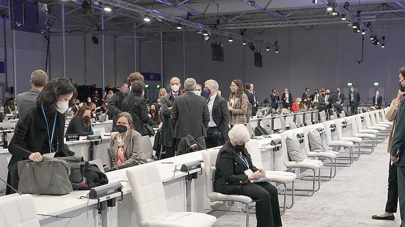 Länder-Vertreter in der Halle der UN-Klimakonferenz COP26. Foto: Alberto Pezzali/AP/dpa