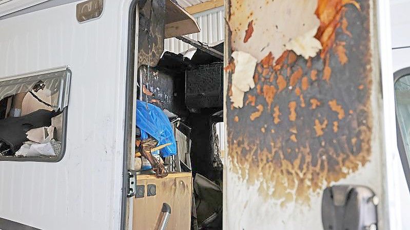 Das Wohnmobil der NSU-Terrorzelle steht mit Brandspuren in der Asservatenkammer des Bundeskriminalamtes. Foto: Oliver Berg/dpa