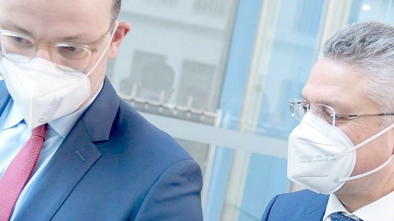 Jens Spahn, (CDU) geschäftsführender Bundesgesundheitsminister, und Lothar H. Wieler (r), Präsident des Robert Koch Institut (RKI), nach einer Pressekonferenz in der Bundespressekonferenz. Foto: Kay Nietfeld/dpa