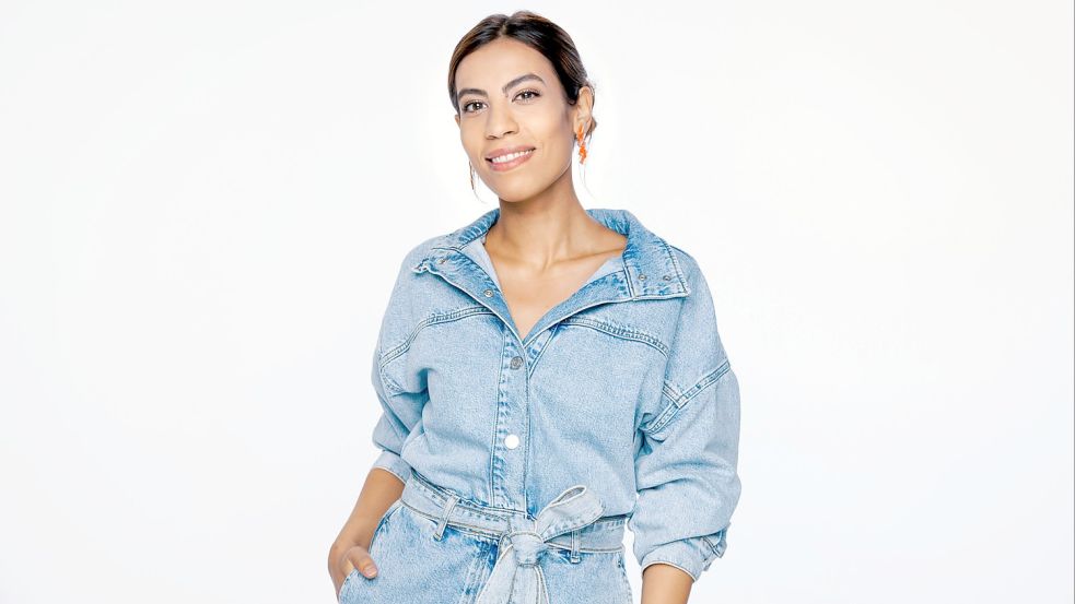 im Brennpunkt einer schwierigen Debatte: Nemi El Hassan, die als Moderatorin der Wissenssendung „Quarks“ entlassen wurde, bevor sie angefangen hat. Foto: WDR/Tilman Schenk