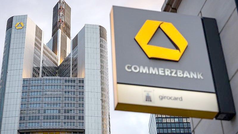 Das Logo der Commerzbank ist an einer Filiale in Sichtweite der Firmenzentrale zu sehen. Foto: Frank Rumpenhorst/dpa