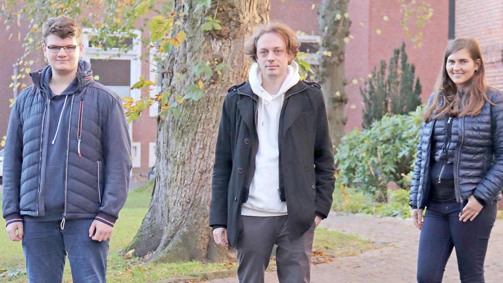 Nikolai Heinzel (von links), Jannis Renken und Fenna de Beer engagieren sich im Kreisverband Aurich der Jungen Union. Foto: Heino Hermanns