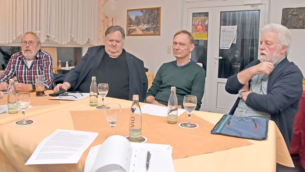 Sie verkündeten am Mittwoch in Marienhafe die Zusammenarbeit von SPD und „Moin“: Gruppensprecher Johann Tjaden (SPD, von links), SPD-Gemeindeverbandsvorsitzender Sascha Pickel, stellvertretender Gruppensprecher Hajo Janssen („Moin“) und Ex-SPD-Mann und „Moin“-Mitbegründer Jürgen Lübben. Foto: Thomas Dirks