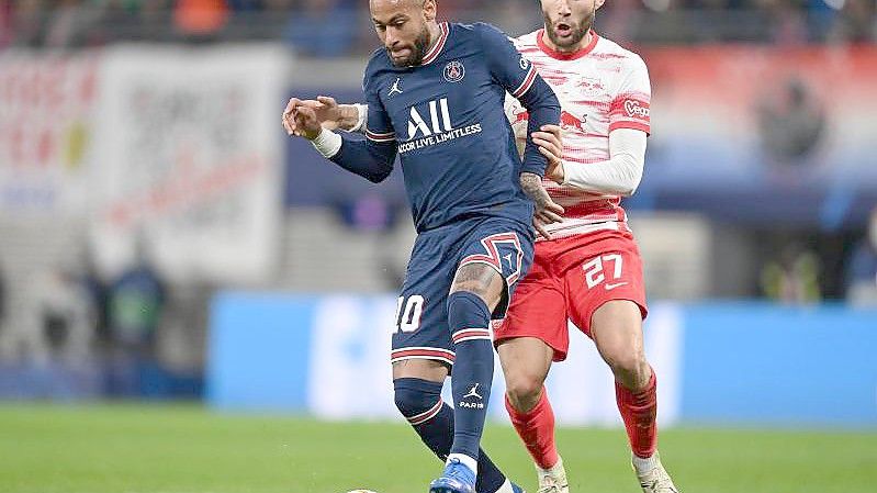 Der Leipziger Konrad Laimer (r) im Zweikampf mit PSG-Star Neymar. Foto: Robert Michael/dpa-Zentralbild/dpa