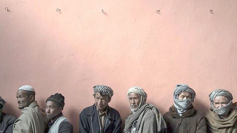 Warten in einer Schlange, um bei einer vom Welternährungsprogramm organisierten Geldverteilung Bargeld zu erhalten. Foto: Bram Janssen/AP/dpa