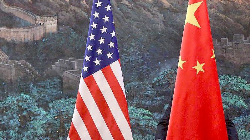 Die Flaggen von China und den USA. Foto: Feng Li/GETTY IMAGES/dpa