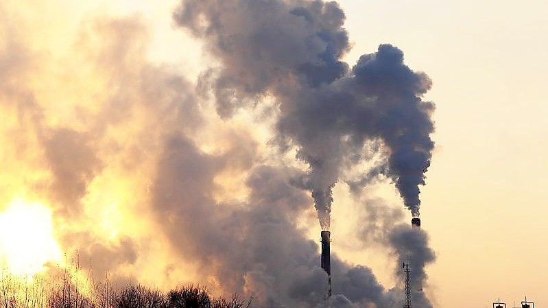 Rauchschwaden steigen aus den Schornsteinen einer Maisverarbeitungsanlage in Changchun in der nordostchinesischen Provinz Jilin. (Archivbild). Foto: Bei Feng/epa/dpa