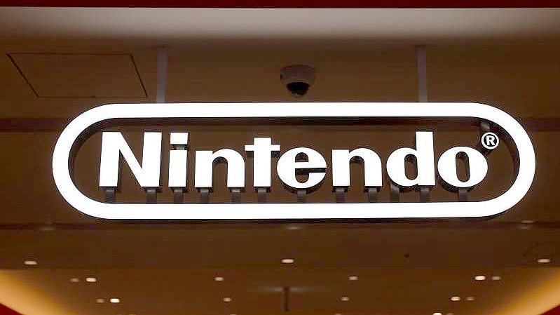 Das Logo des Computerunternehmens Nintendo ist im Geschäft zu sehen. Foto: Jae C. Hong/AP/dpa